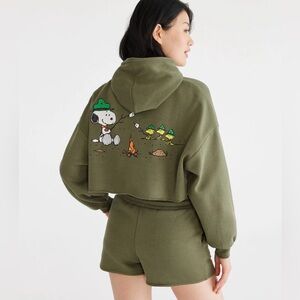 Aero Camp Snoopy Campfire Cropped Pullover Hoodie